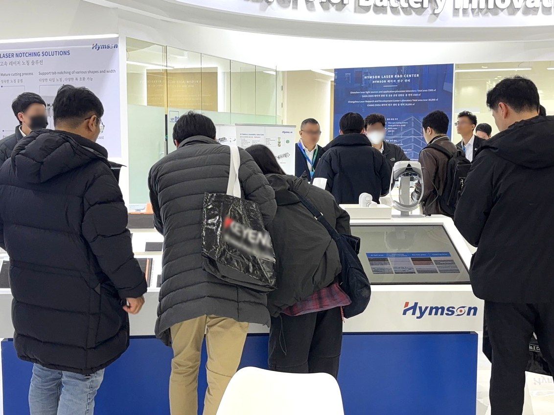 5、SVG-展柜参观3.jpg